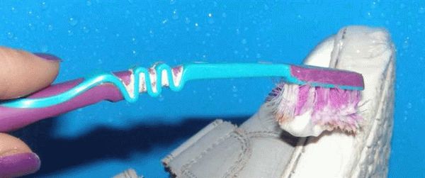 Почистить утюг зубной пастой